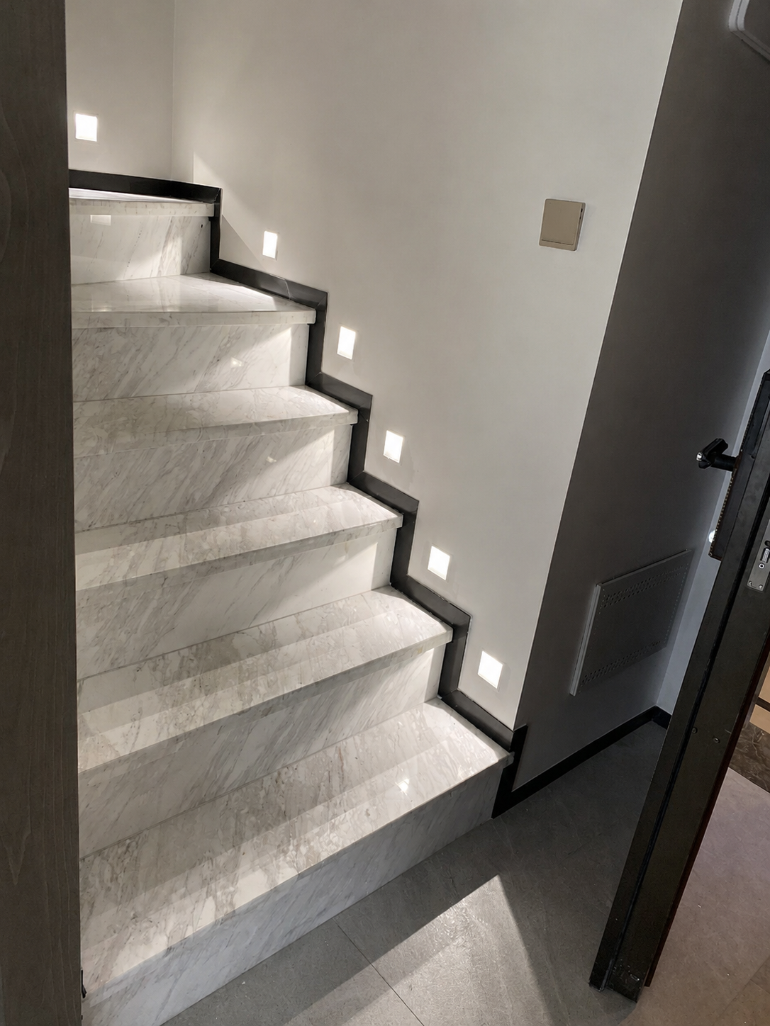 Nordic Frameless Stairs LED Sensor Wall Light real product photo 3